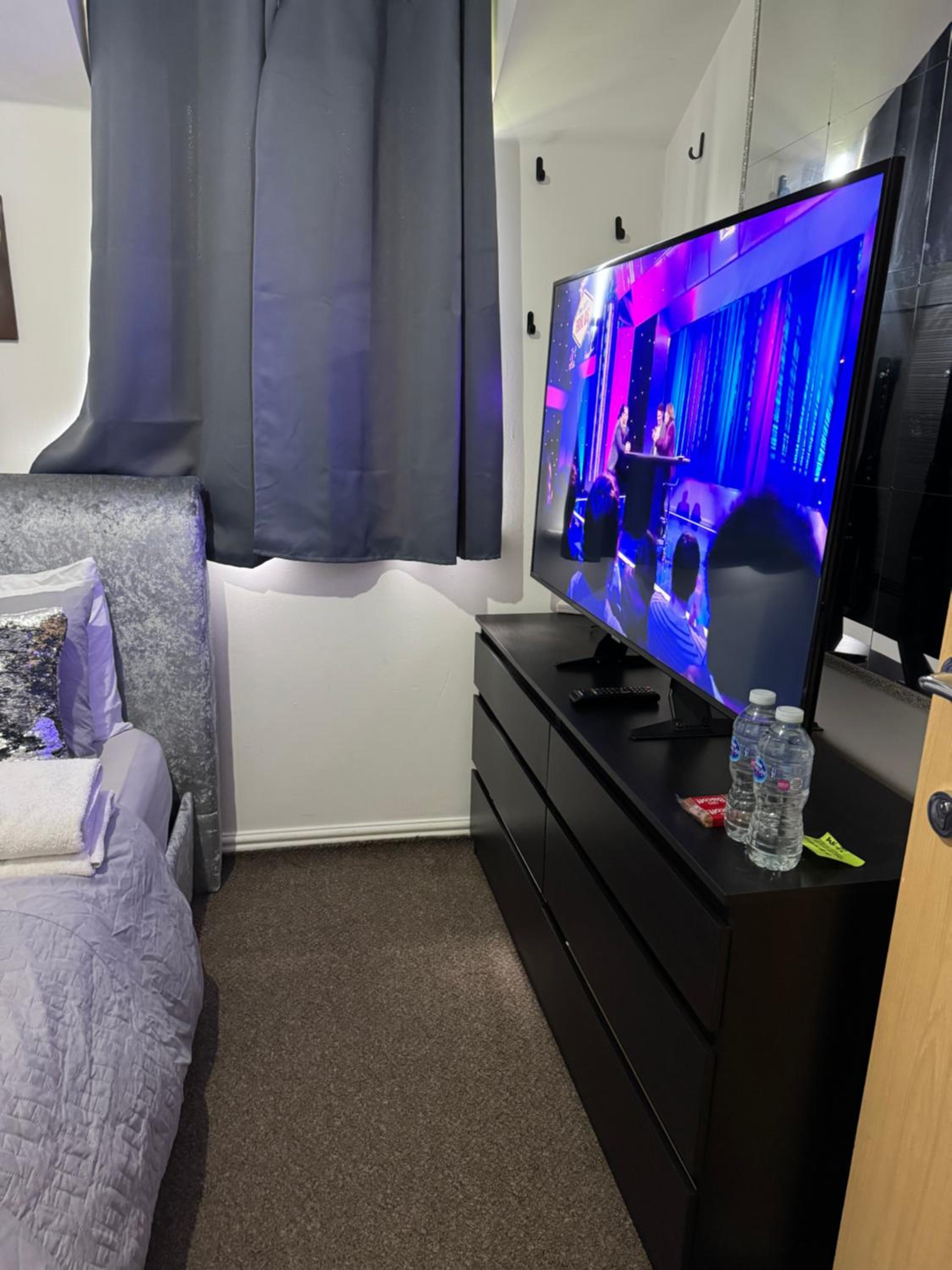 Lux 1 bedroom and a private bathroom in a shared flat with free parking and Netflix, photo 17