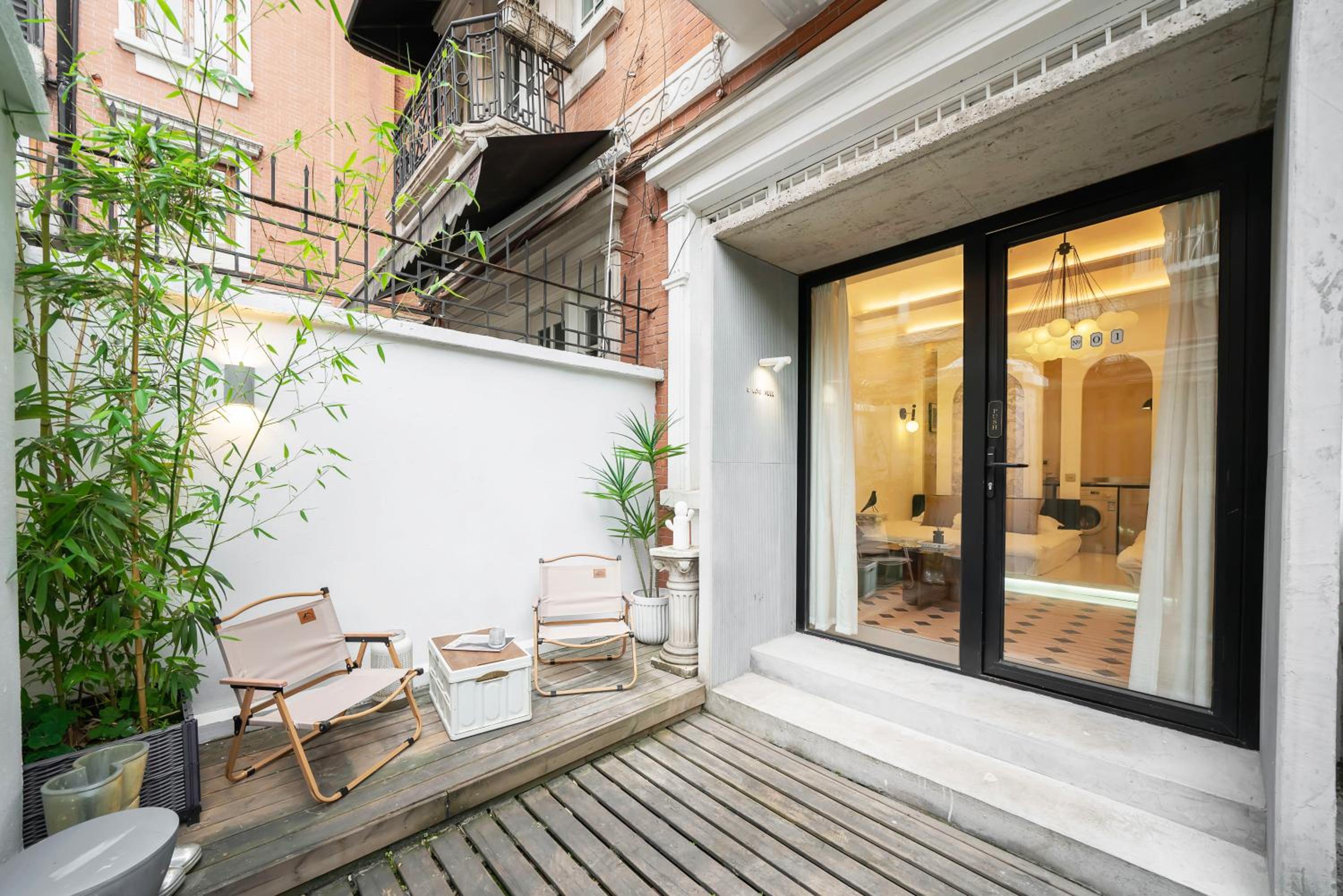 Moment Home-Jing'an Temple near the subway, private yard Townhouse garden villa,2 king-size beds
