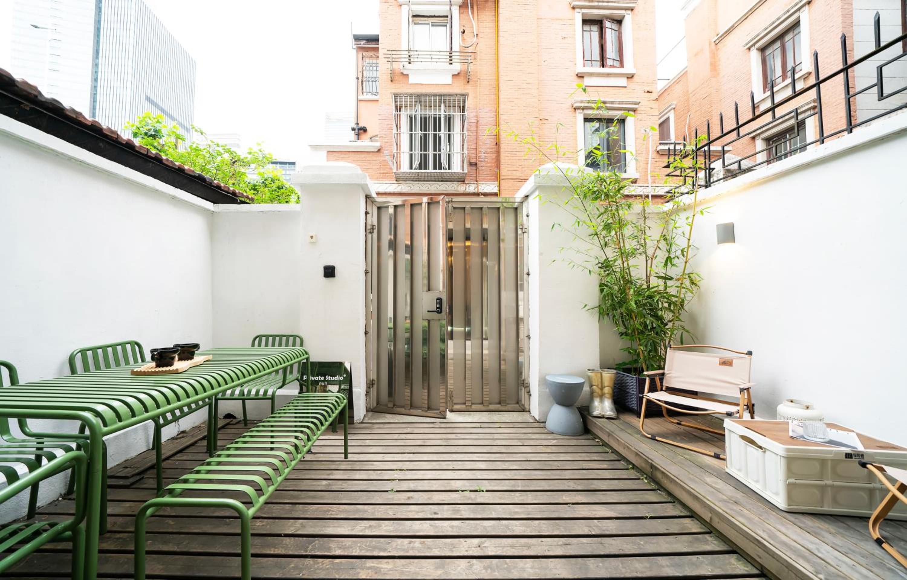 Moment Home-Jing'an Temple near the subway, private yard Townhouse garden villa,2 king-size beds