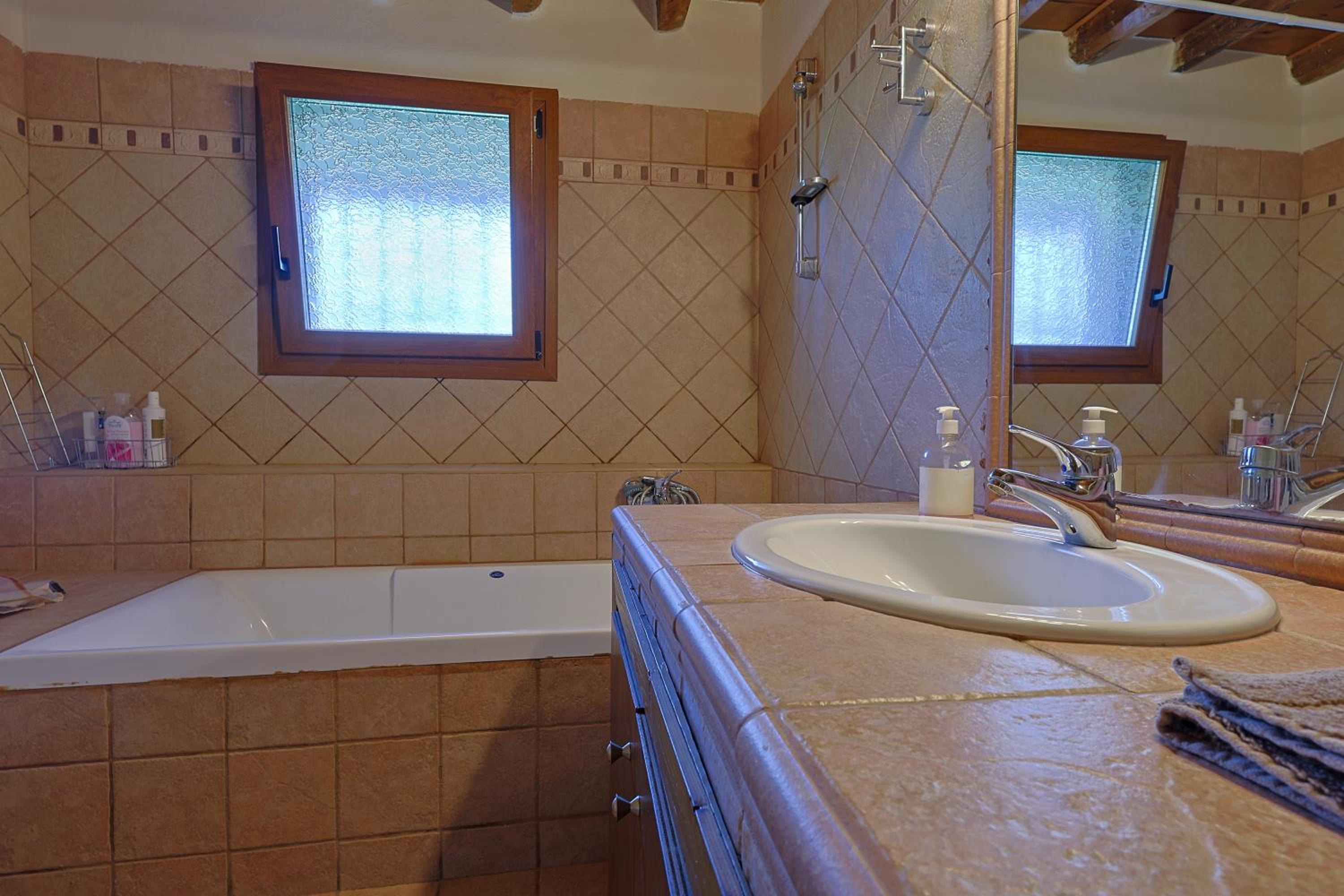 VILLA PEPONI Spacious Traditional Villa with Garden - BBQ & Private Parking view 3