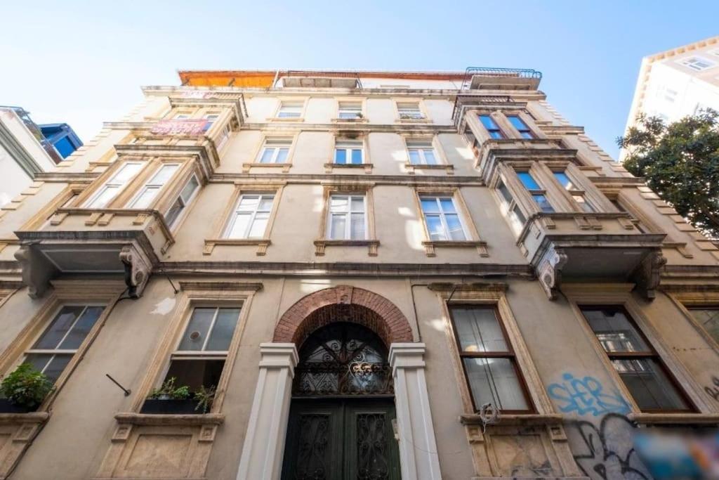 Big historical flat in Istanbul Galata