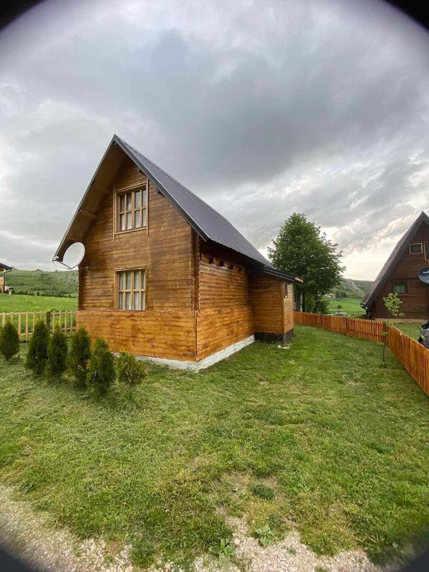 Woody uvacko jezero view 2