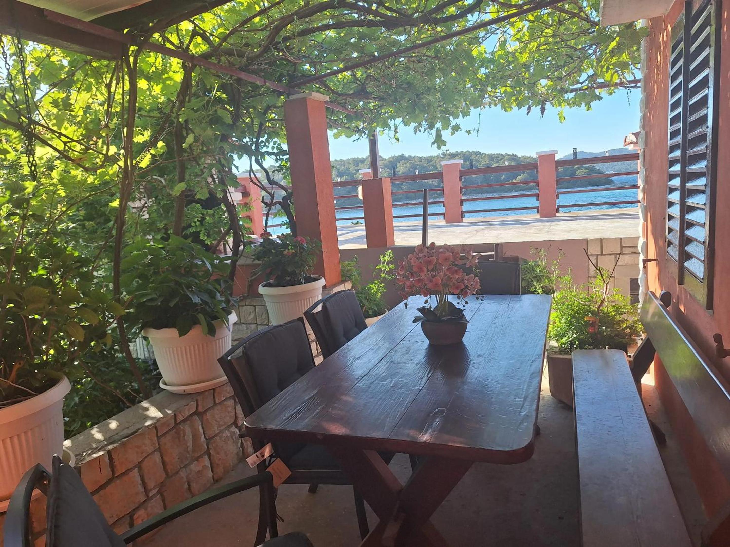 Charming house with sea view in Potirna, garden