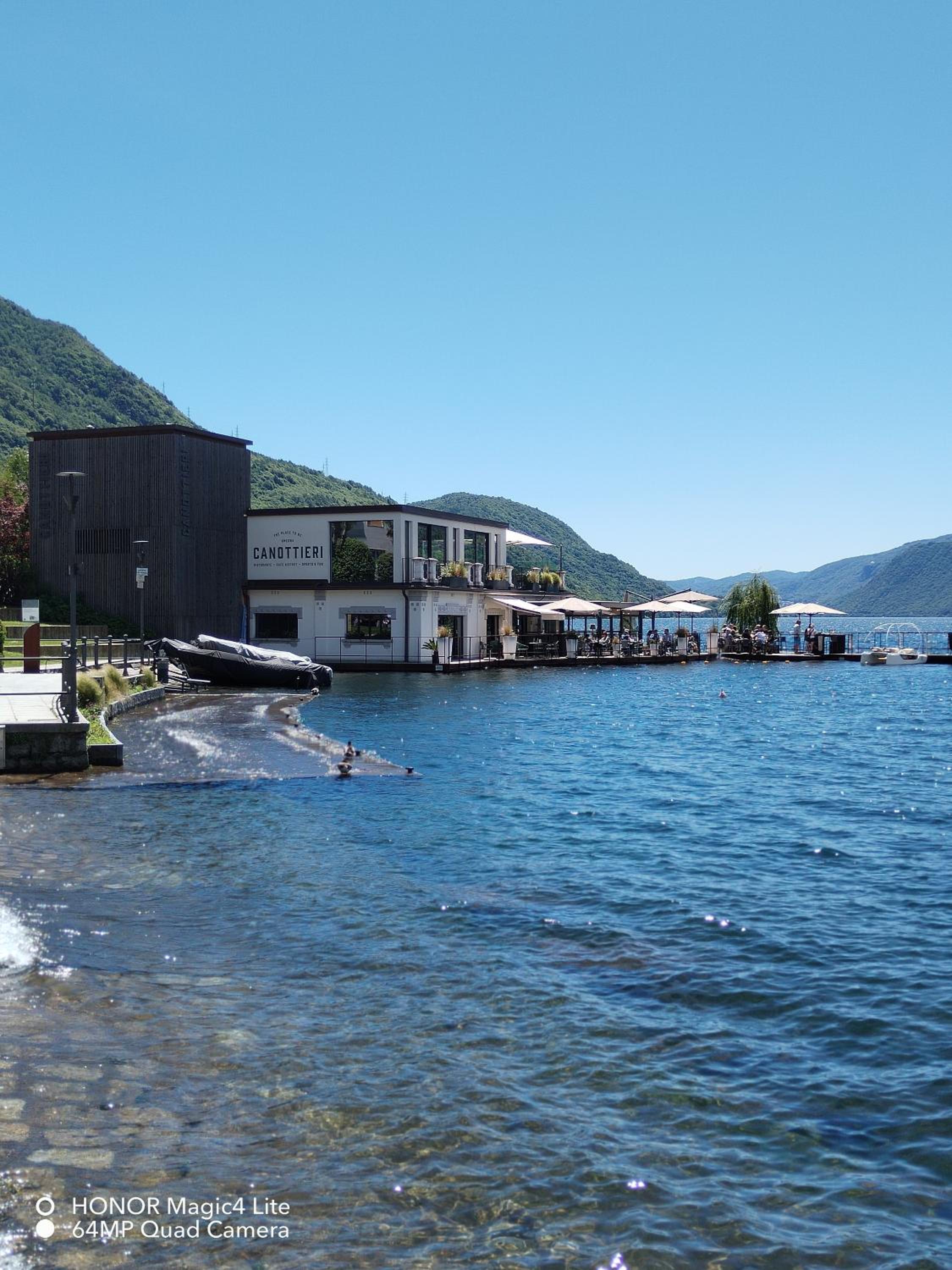 un balcone sul lago