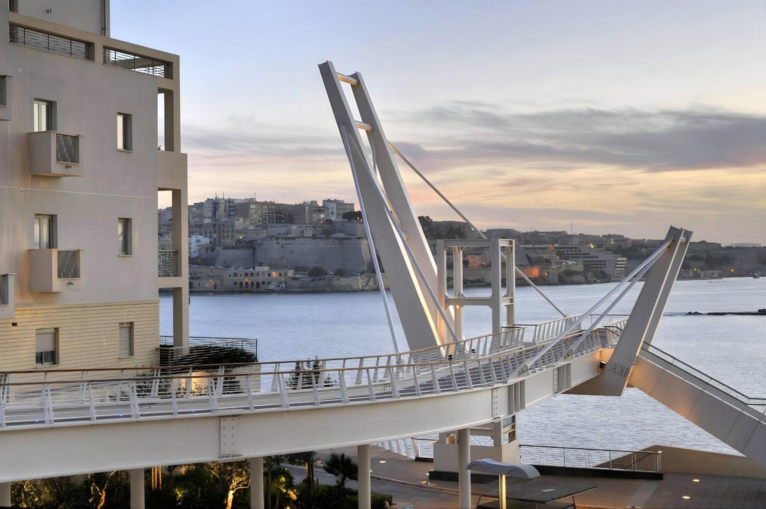 Hotel Stylish Penthouse Rooftop Hot Tub Harbour Views - Image 1