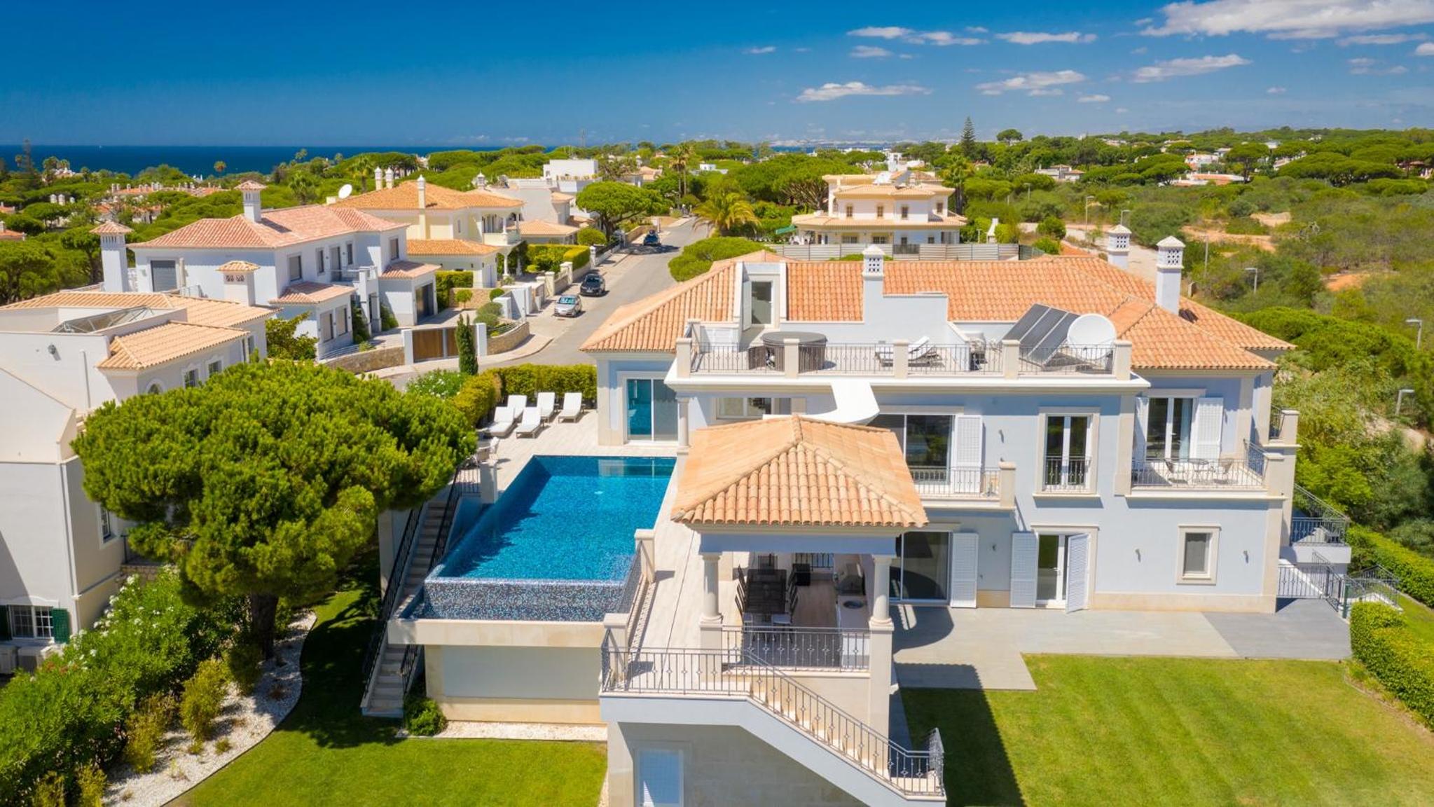 Holiday villa with private pool
