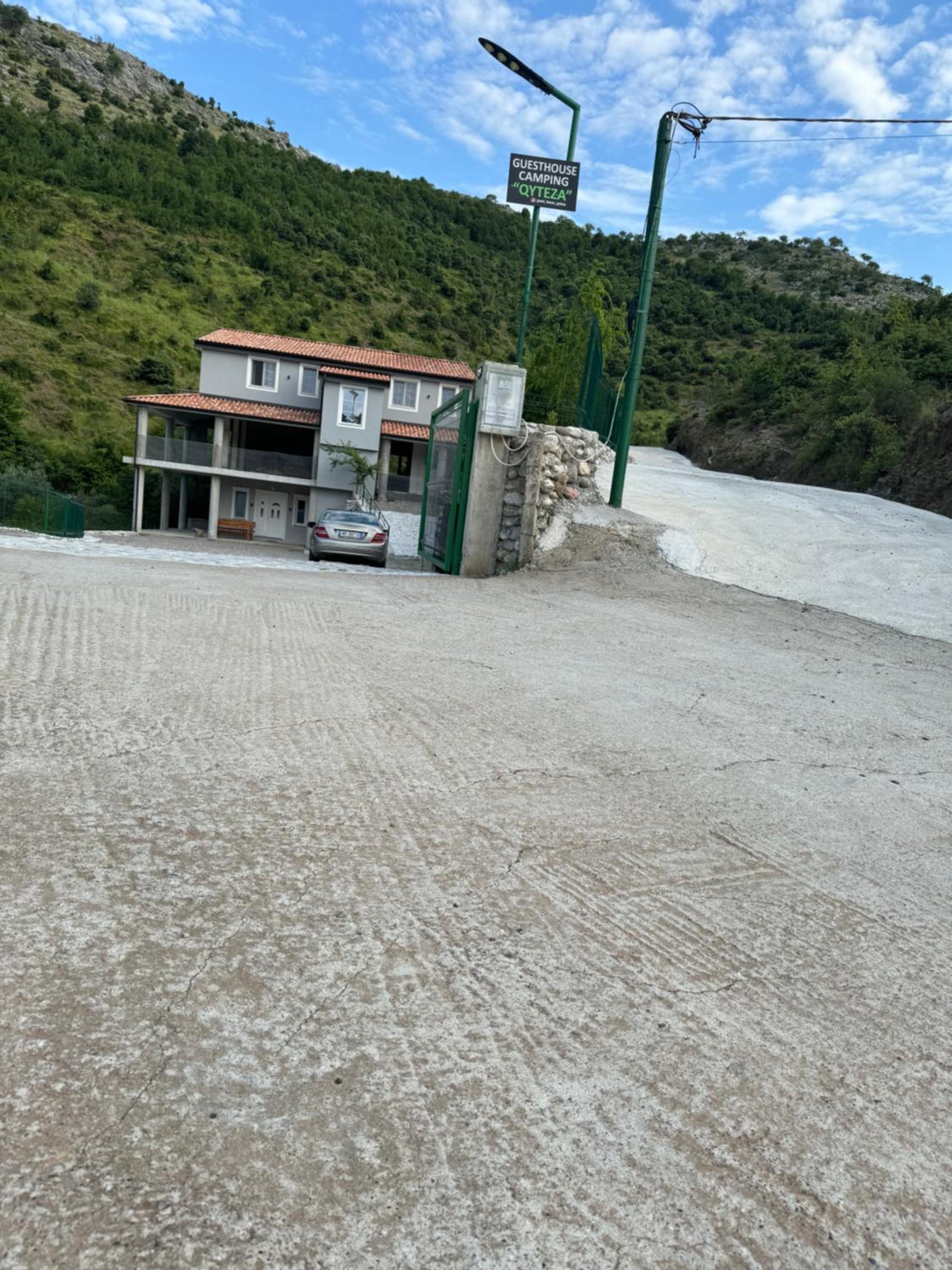 Qyteza Guest House & Camping
