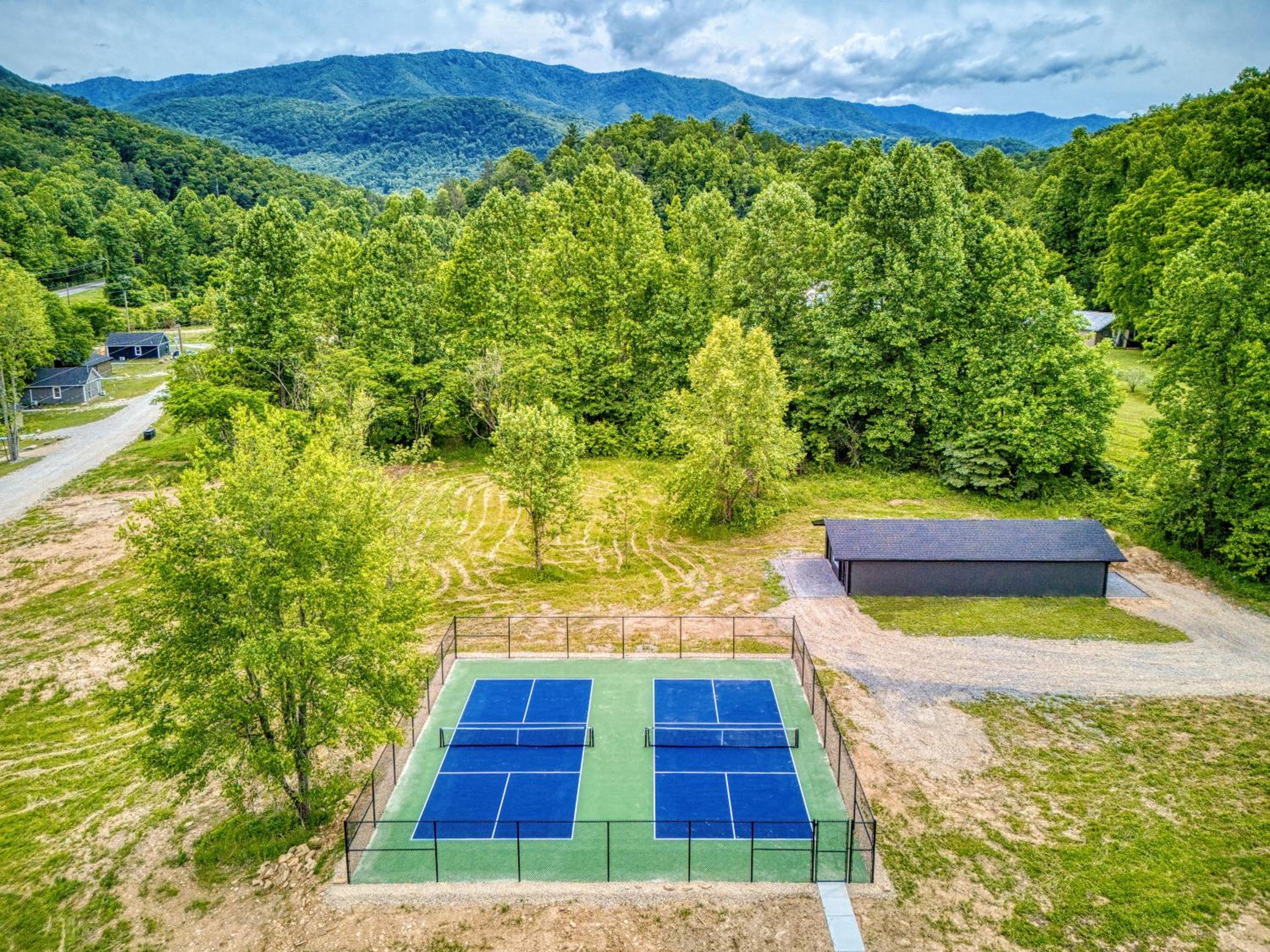 Getaway Cottage, Pickleball Court, Creek, WIFI, Mountain Views, WIFI