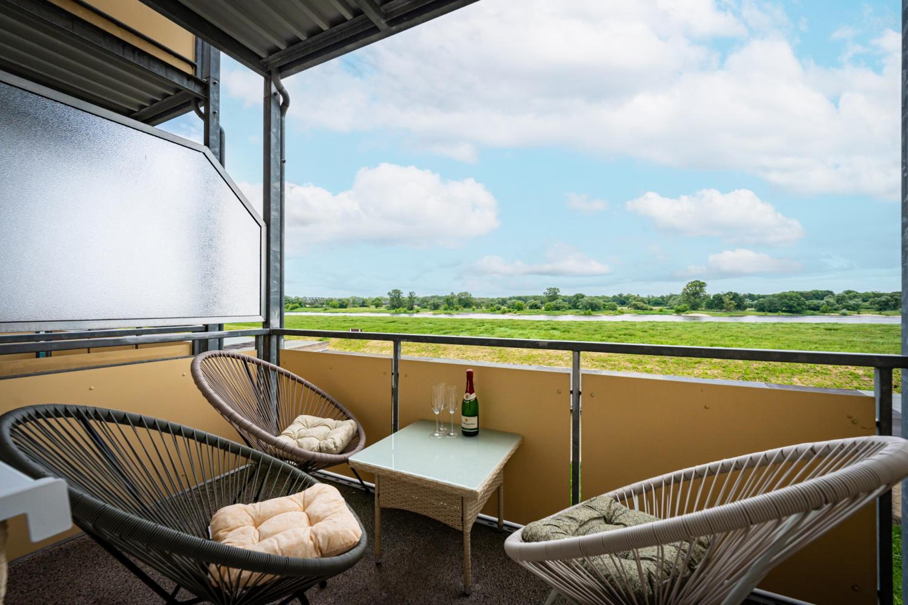 Barby-Apartment mit Elbblick und Balkon am Elbe-Saale-Radweg-1 Hund willkommen