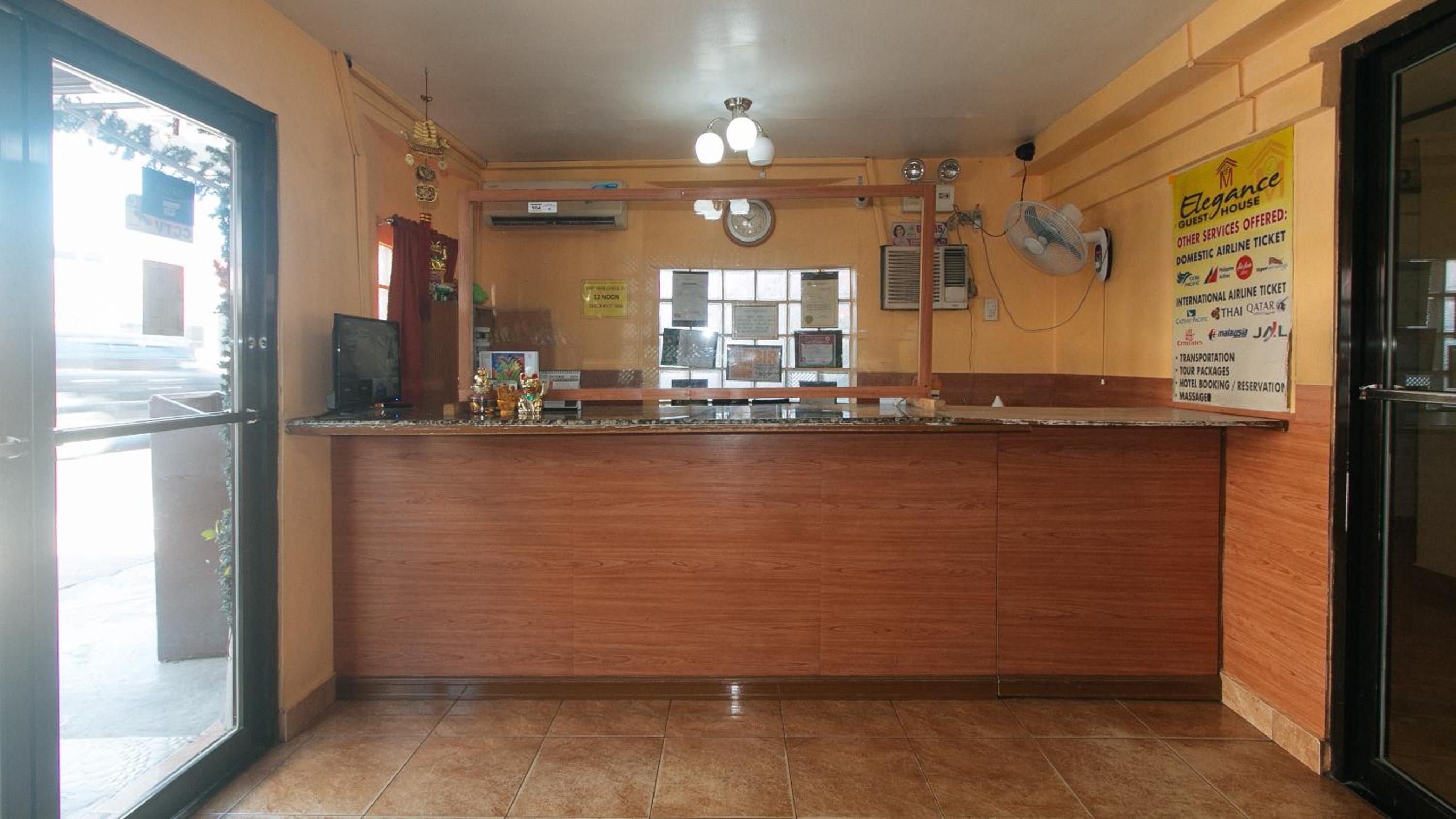 RedDoorz at Elegance Guest House near NAIA T3 view 4
