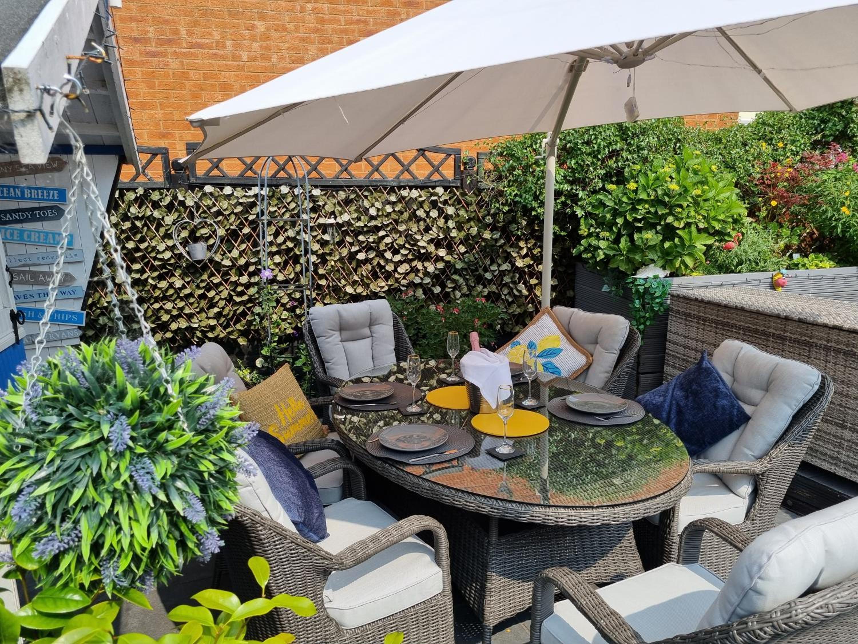 Dungarvon House Bed & Breakfast, Garden Hot Tub & Summerhouse, EV Point view 4