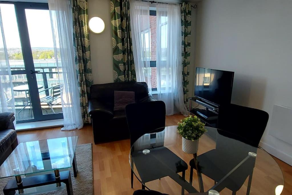 Stylish Apartment in Great City Location, Parking Possible - West One view 2