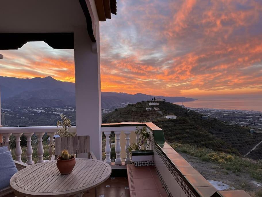 Villa Melín breathtaking views,private heated pool