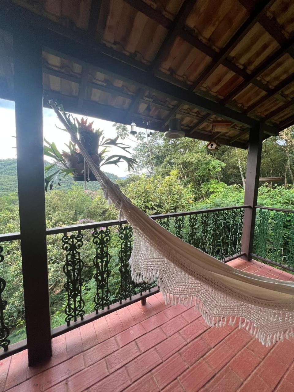 Refúgio Tranquilo na Natureza com Casa de Festas: Perfeito para Família e Amigos