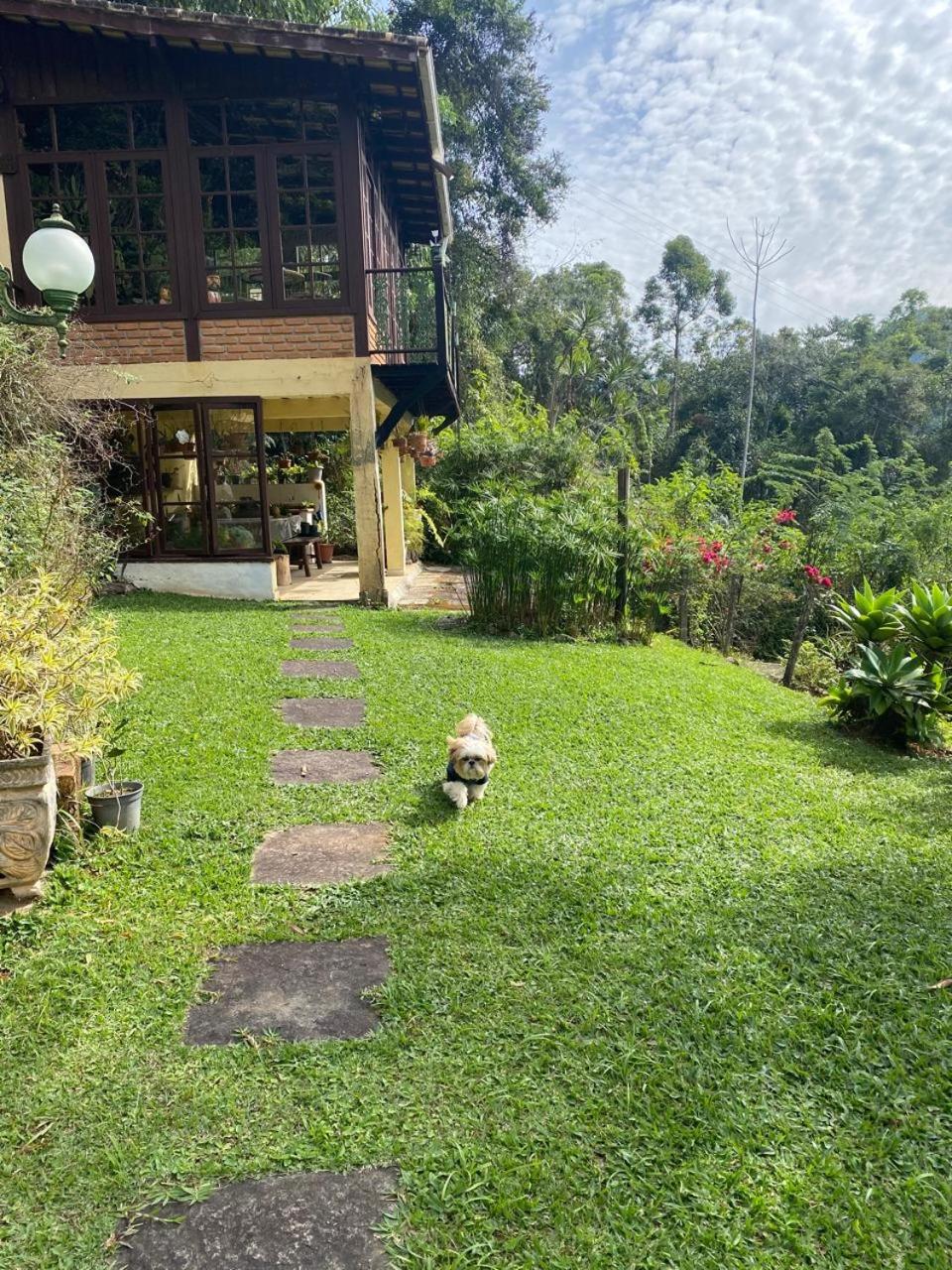 Refúgio Tranquilo na Natureza com Casa de Festas: Perfeito para Família e Amigos