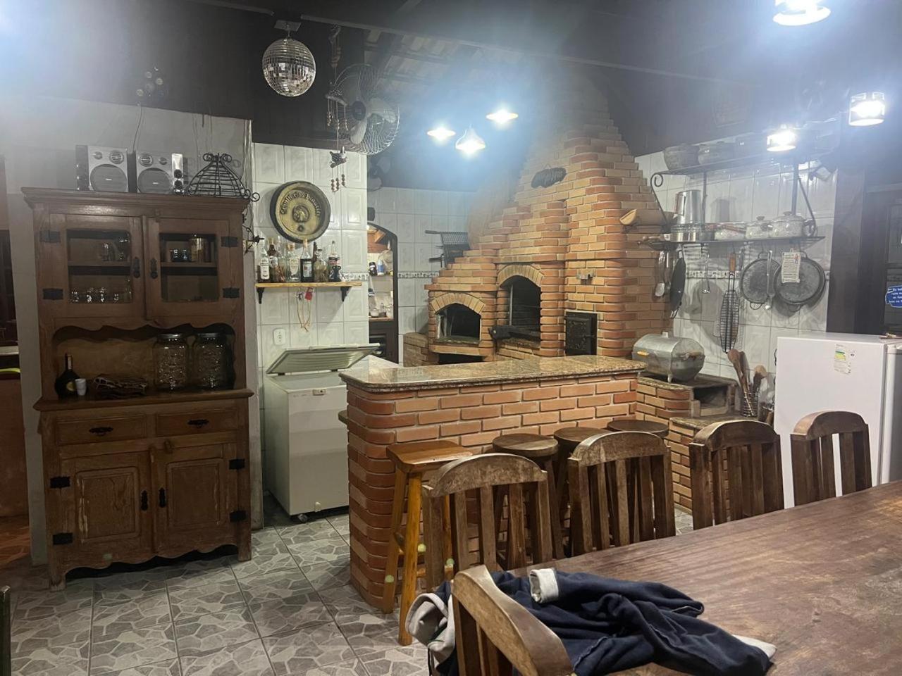 Refúgio Tranquilo na Natureza com Casa de Festas: Perfeito para Família e Amigos