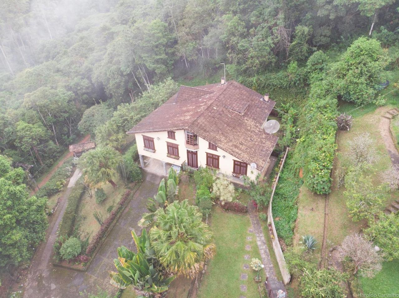 Refúgio Tranquilo na Natureza com Casa de Festas: Perfeito para Família e Amigos