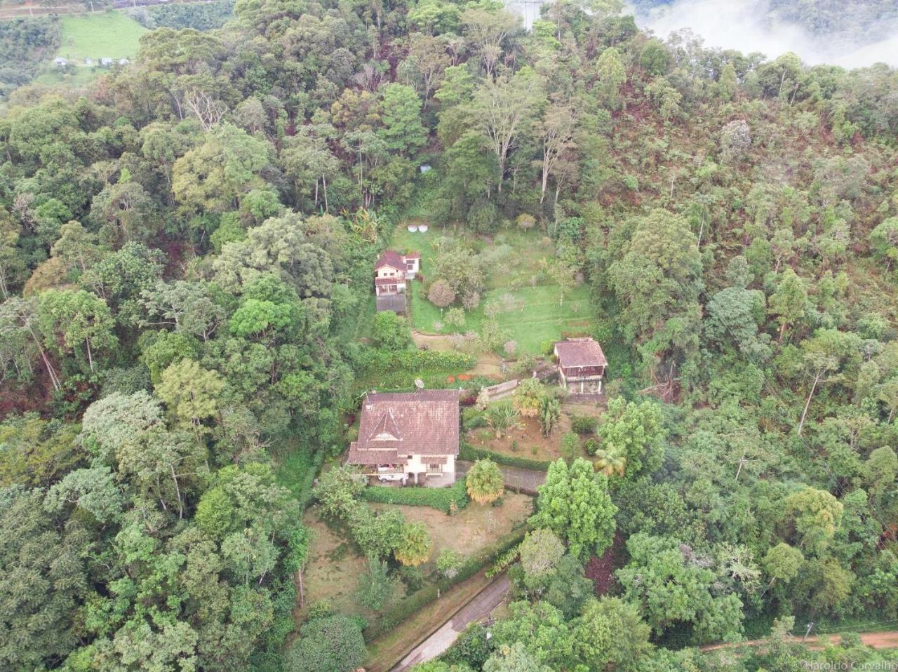 Refúgio Tranquilo na Natureza com Casa de Festas: Perfeito para Família e Amigos