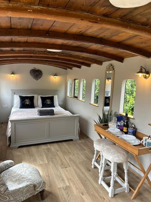Hideaway carriage