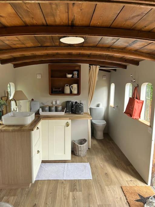 Hideaway carriage
