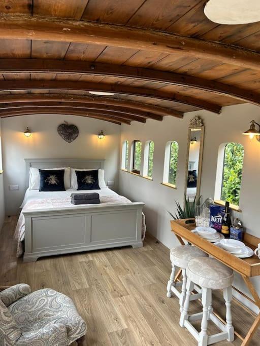 Hideaway carriage