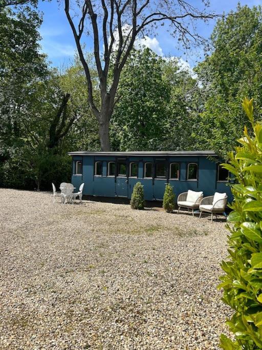 Hideaway carriage
