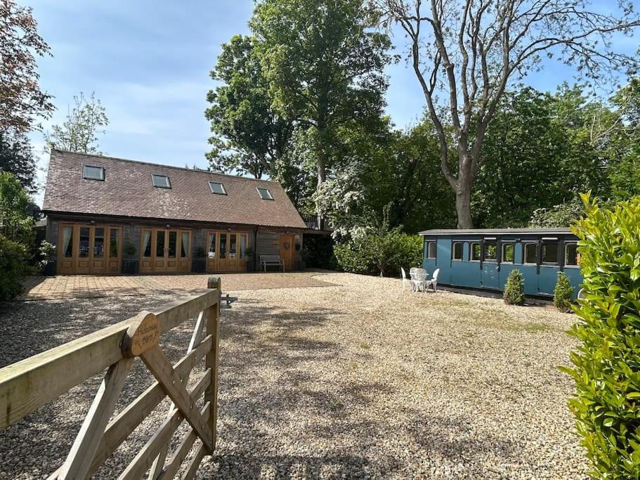 Hideaway carriage