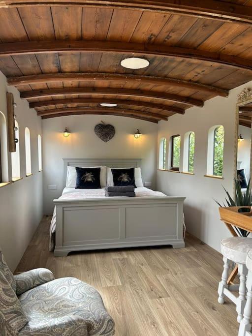 Hideaway carriage