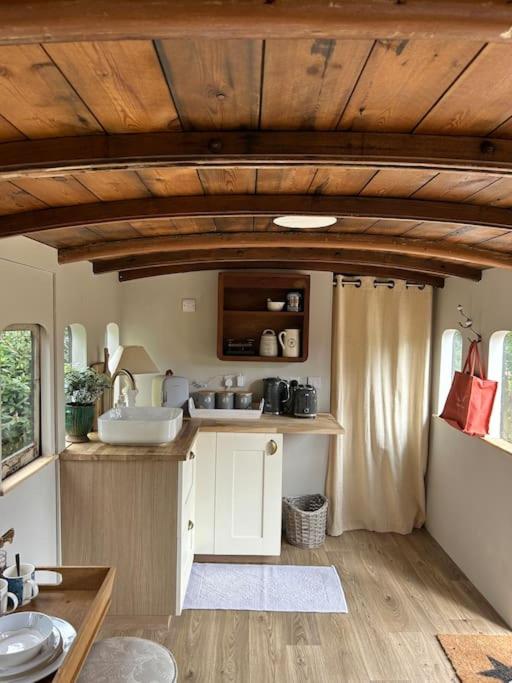 Hideaway carriage