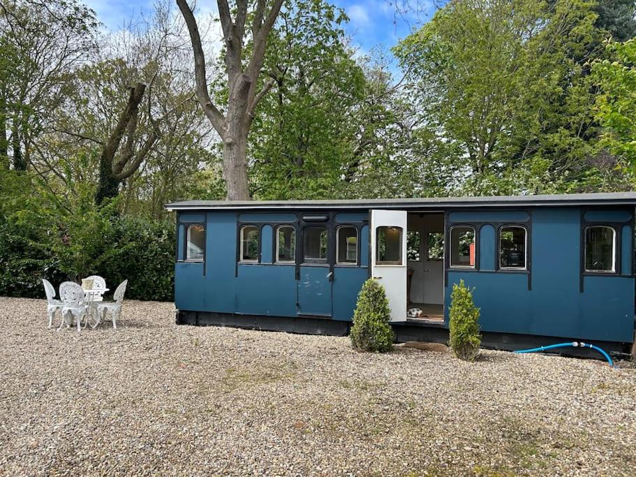 Hideaway carriage