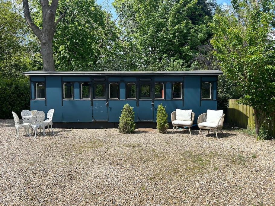 Hideaway carriage