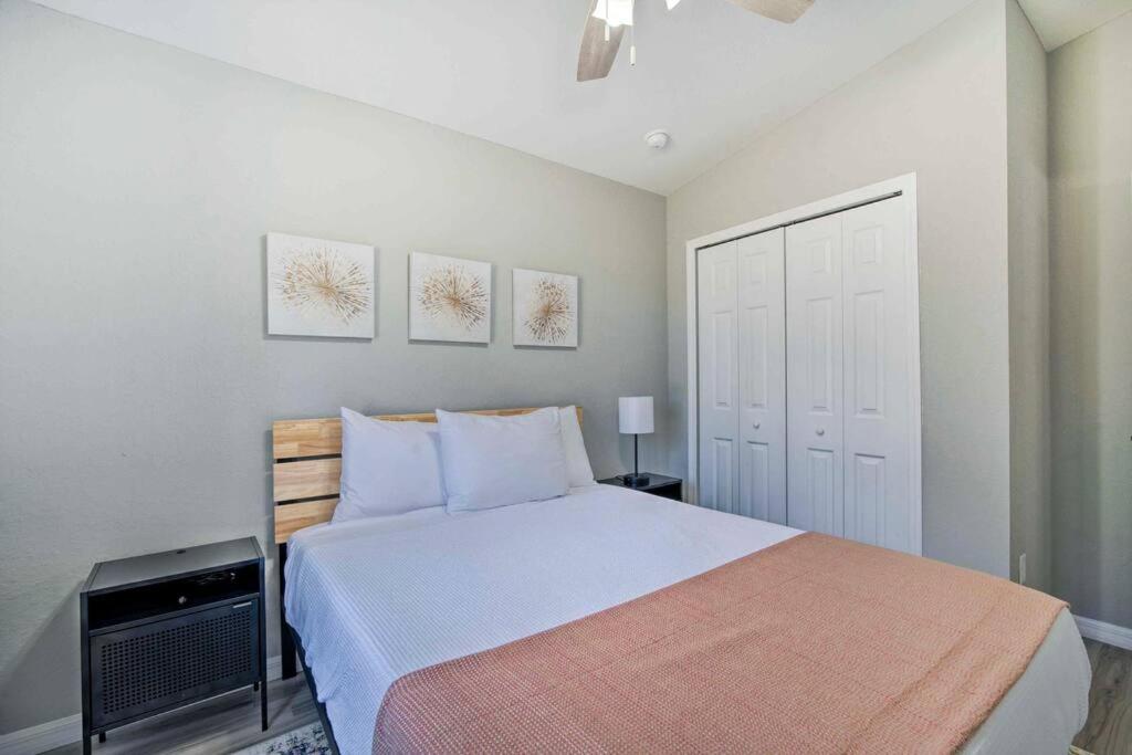 New Ocala Getaway! Fenced Yard - WEC 14mi view 3