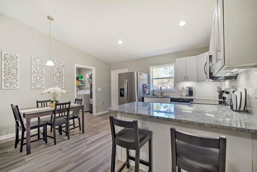 New Ocala Getaway! Fenced Yard - WEC 14mi view 4