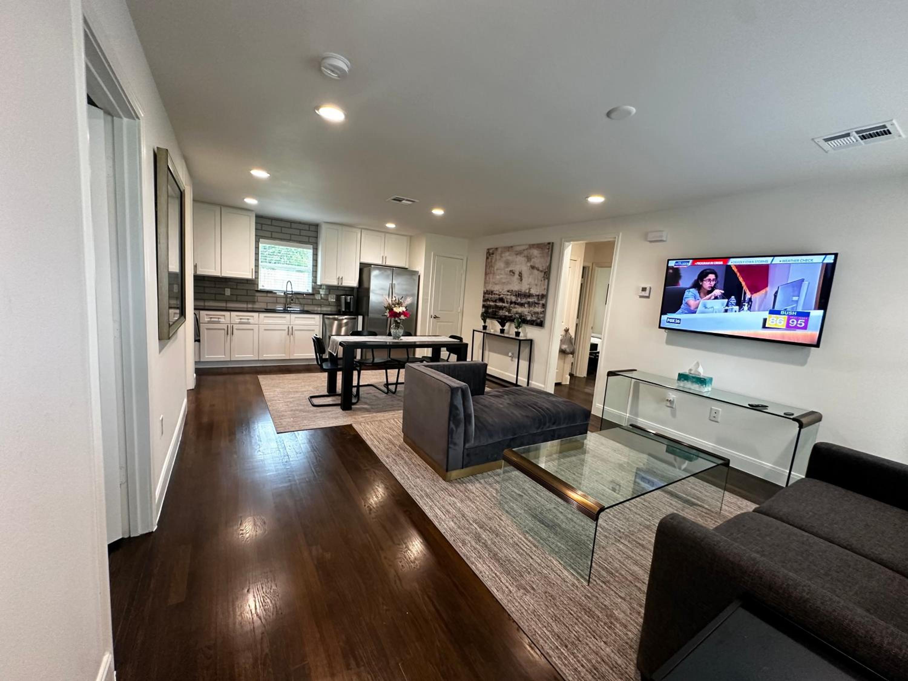 4 Bedroom retreat 20 minutes from NRG stadium and Hobby airport view 4