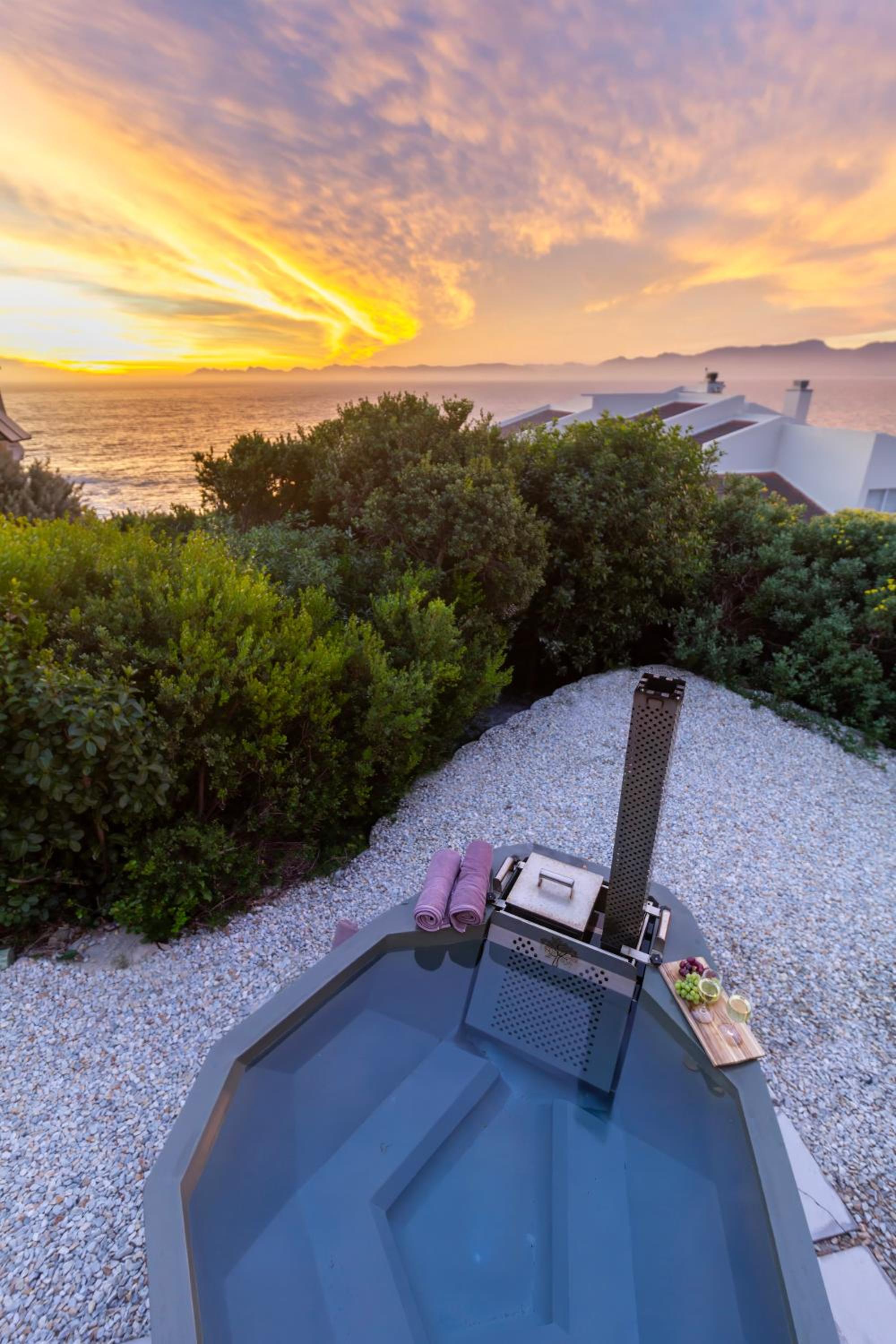 Oceanfront bungalow 3 br/2 ba, Wifi Fireplace: Guppy Huys view 5
