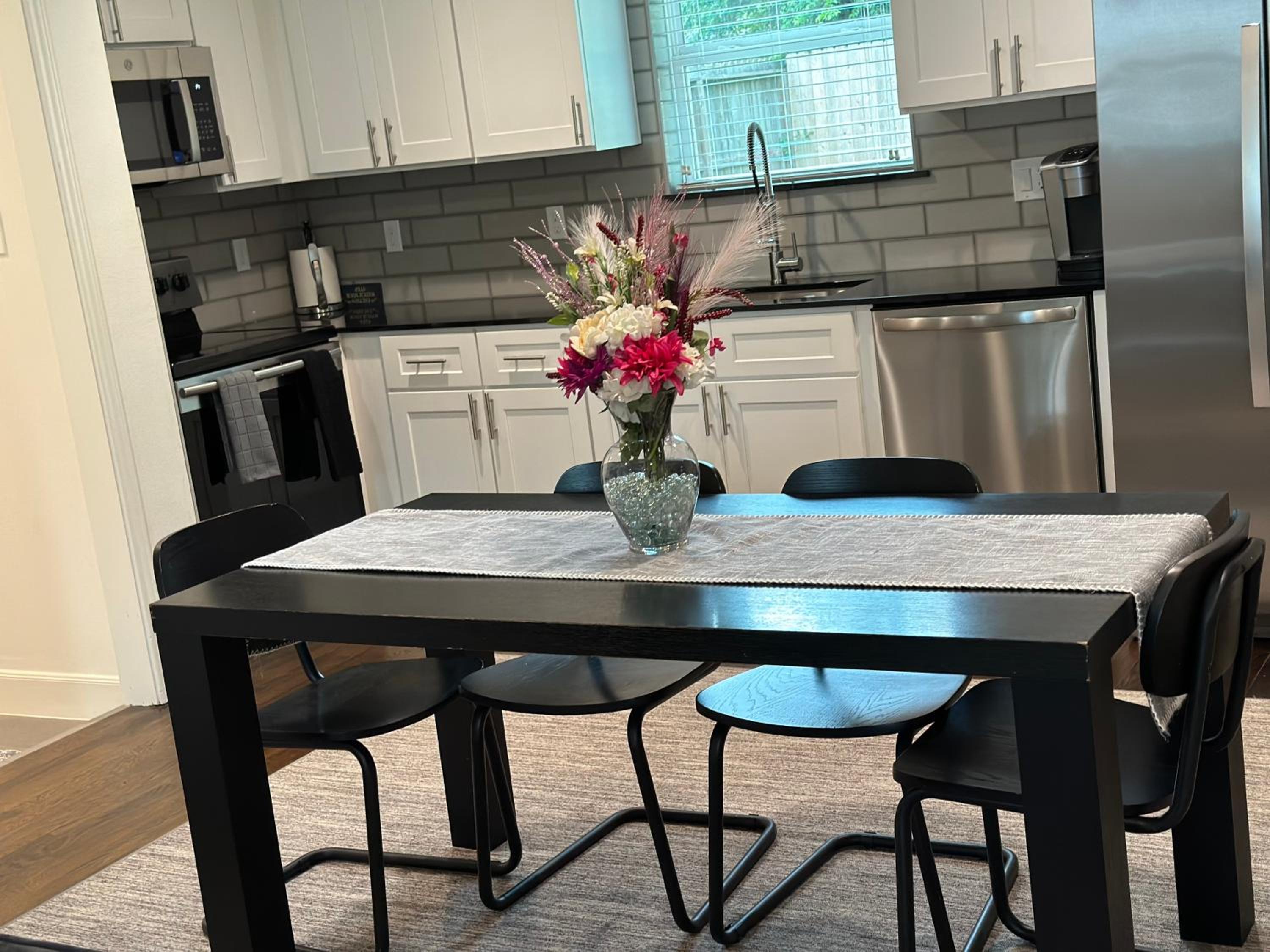 4 Bedroom retreat 20 minutes from NRG stadium and Hobby airport view 5
