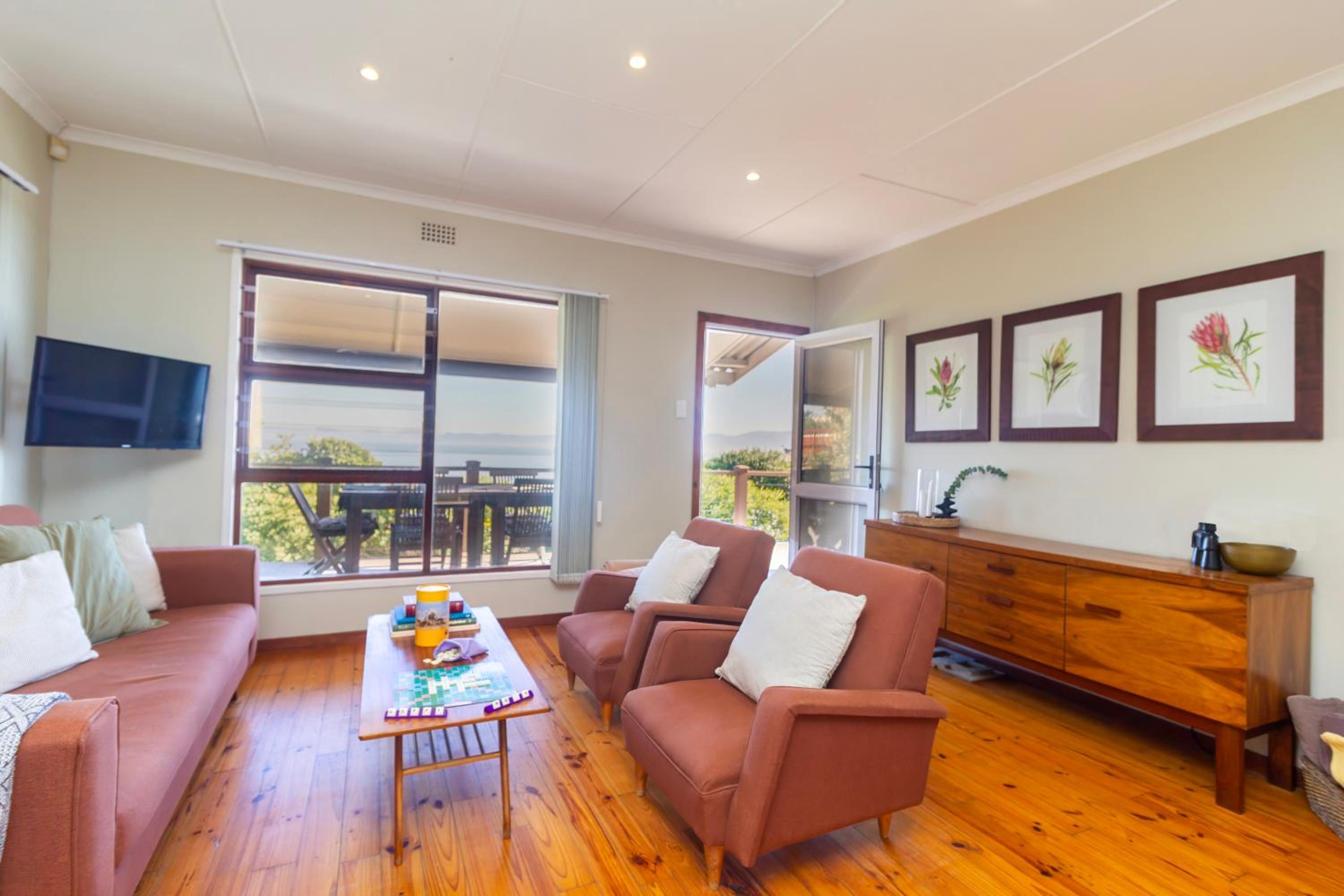 Oceanfront bungalow 3 br/2 ba, Wifi Fireplace: Guppy Huys view 4