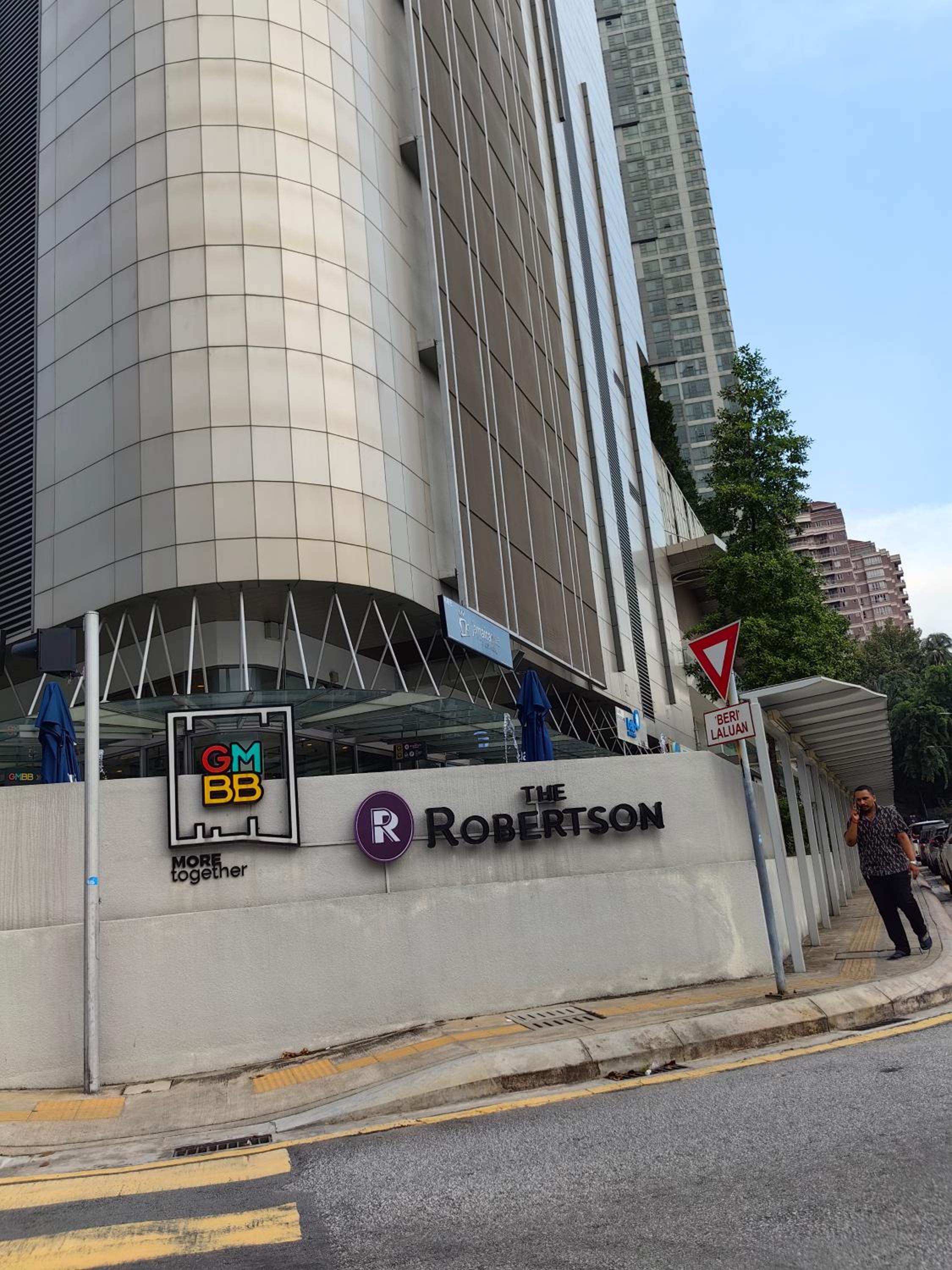 The Robertson R9 Walk to Jalan Alor Street Bukit Bintang Pavilion 7 pax 2R1B