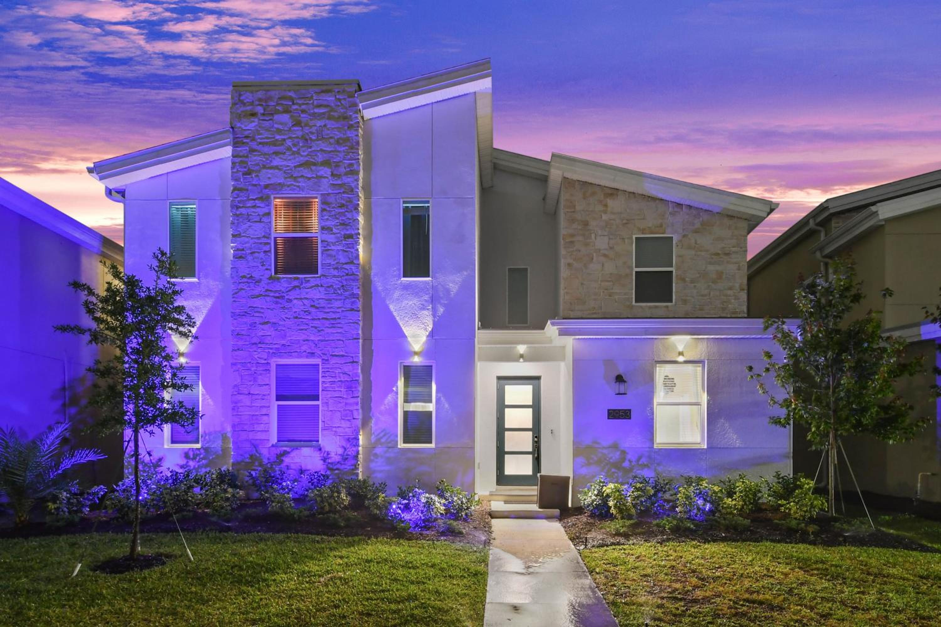 Hotel Top 5 percent Luxury Villa at Storey Lake mins to Disney - Image 1