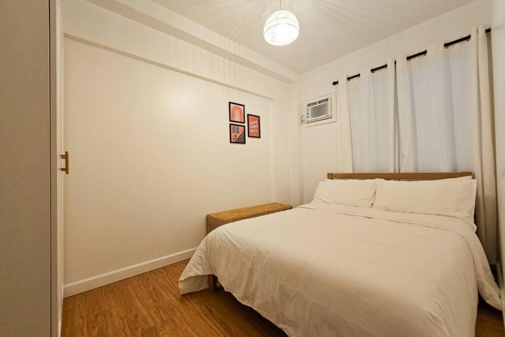 Coastal Inspired 2BR Condo I Fast Wi-Fi I Near BGC view 4