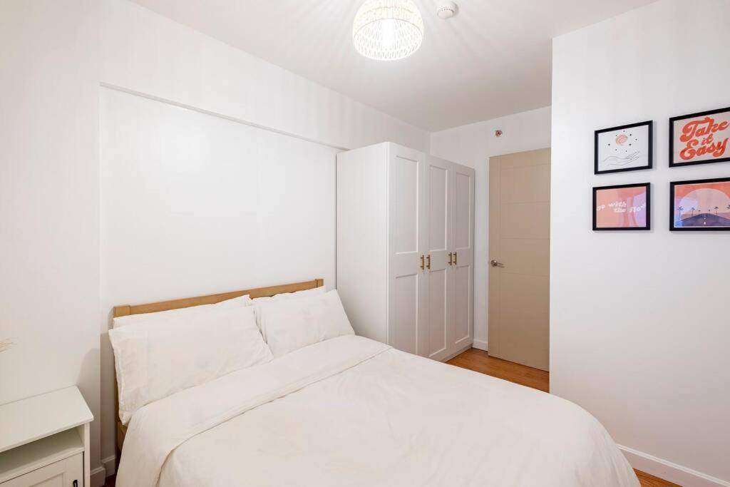 Coastal Inspired 2BR Condo I Fast Wi-Fi I Near BGC view 5