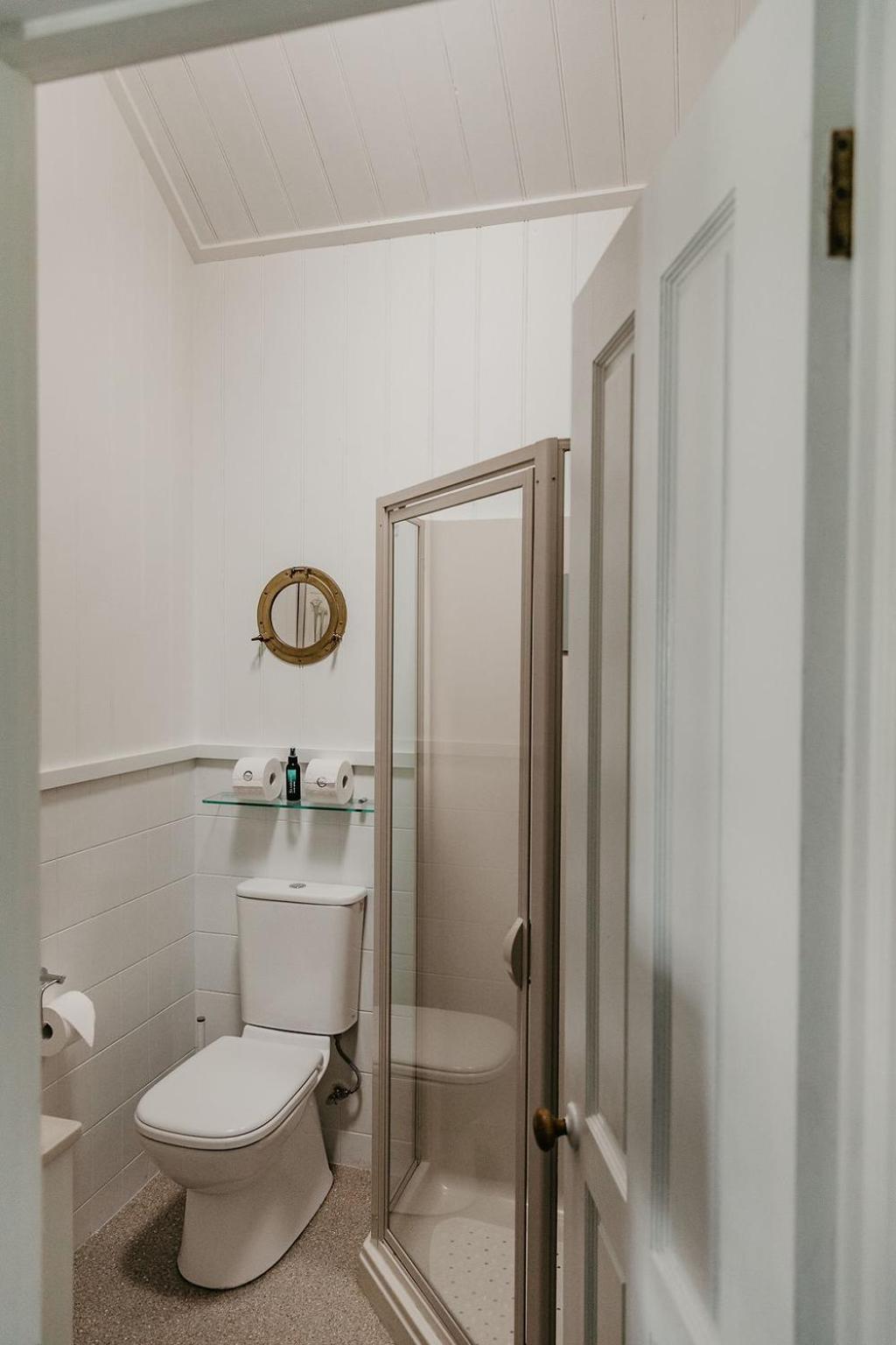 Edge17 Waterfront Apartment, plus Cottage with Garden View - Port Fairy