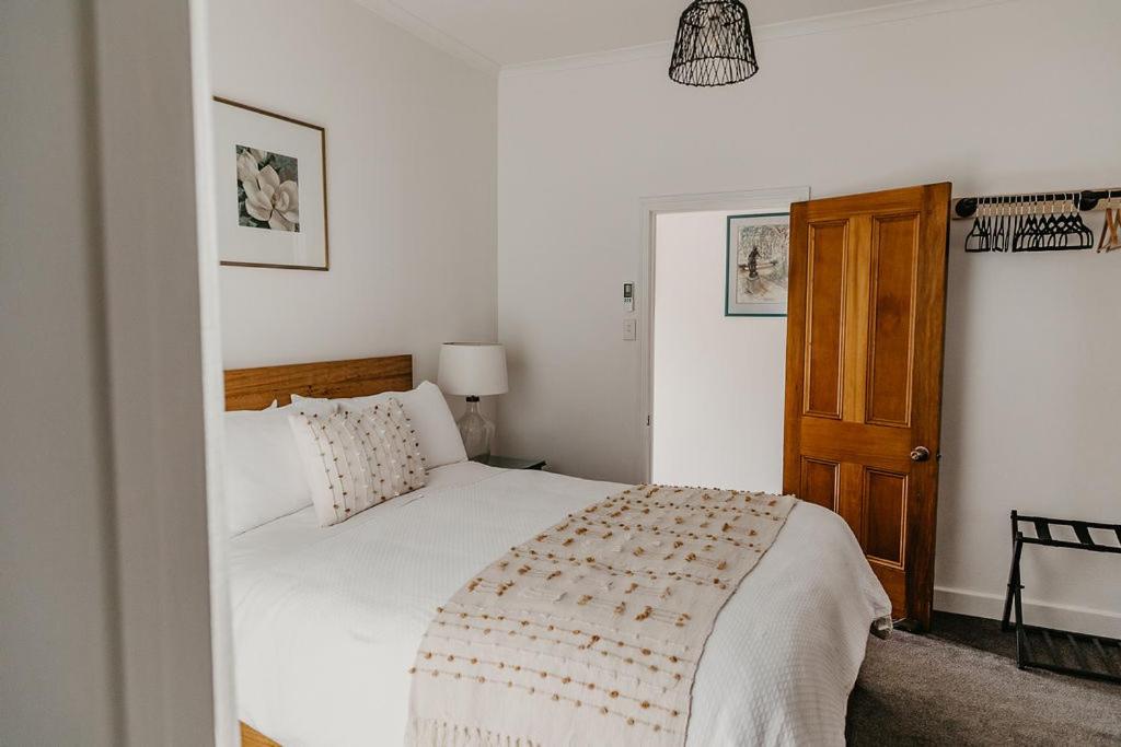Edge17 Waterfront Apartment, plus Cottage with Garden View - Port Fairy