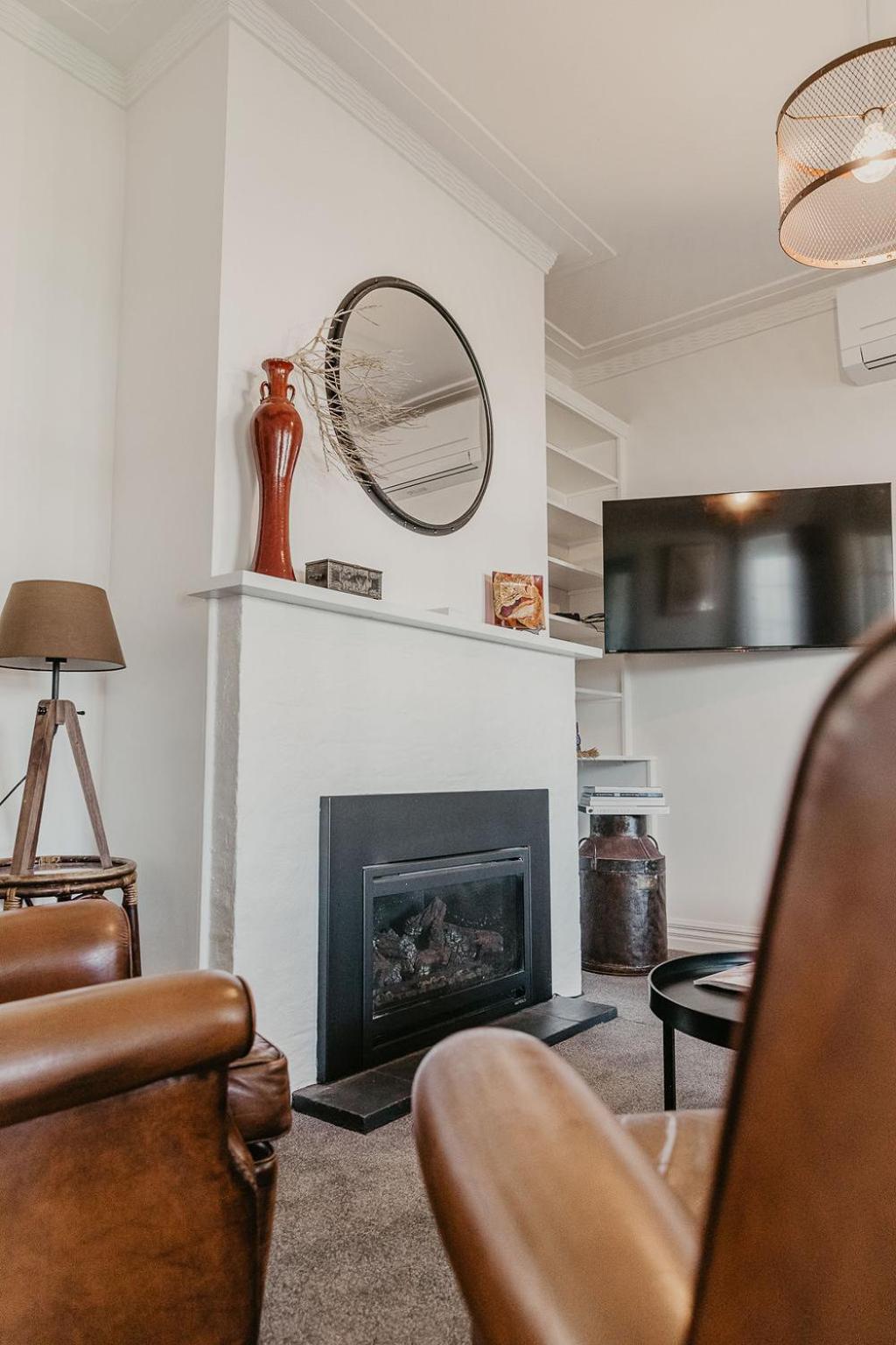 Edge17 Waterfront Apartment, plus Cottage with Garden View - Port Fairy