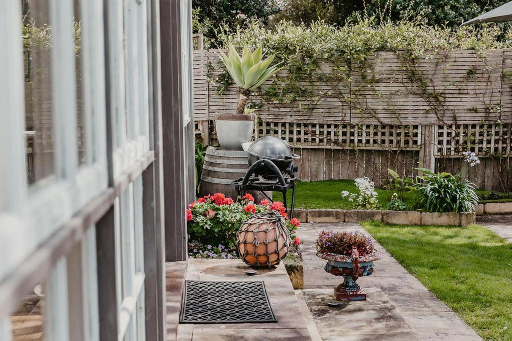 Edge17 Waterfront Apartment, plus Cottage with Garden View - Port Fairy