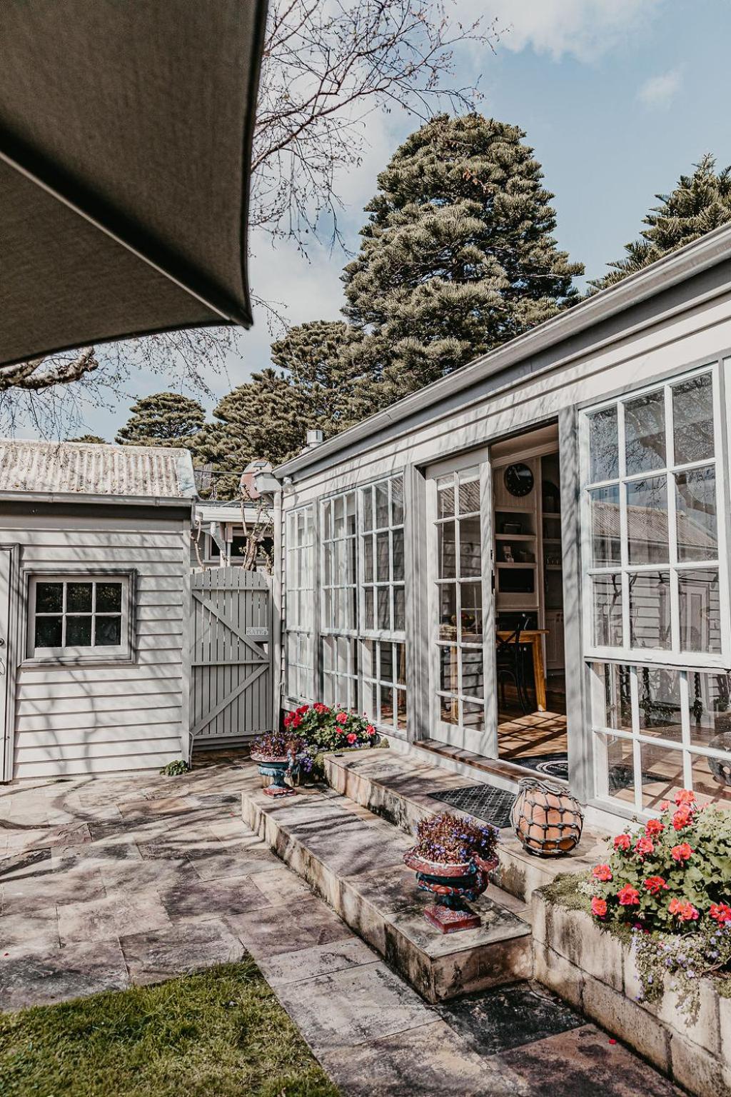 Edge17 Waterfront Apartment, plus Cottage with Garden View - Port Fairy