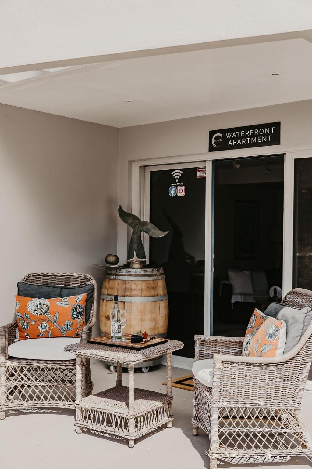 Edge17 Waterfront Apartment, plus Cottage with Garden View - Port Fairy