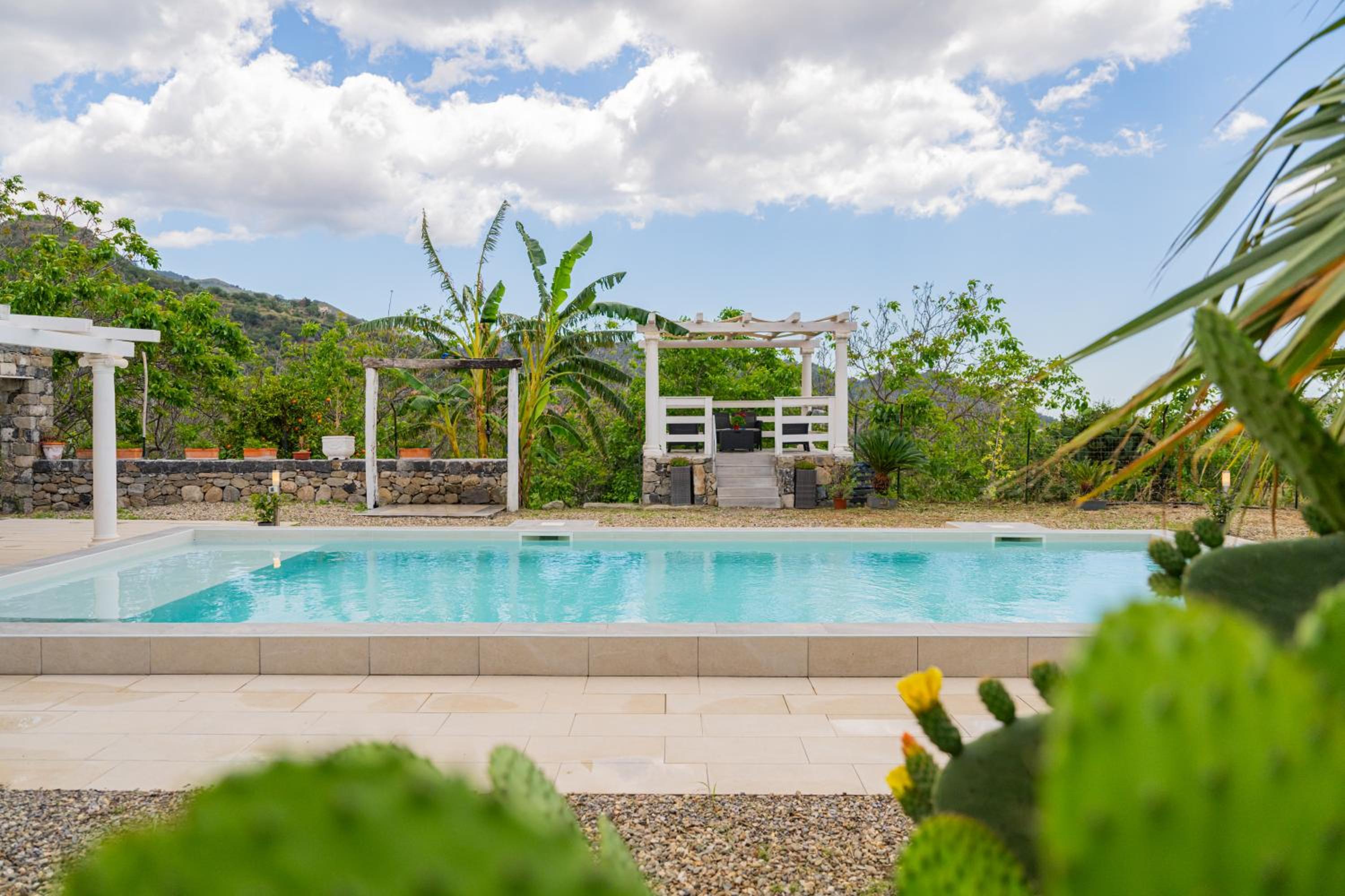 Sicily Stone Cottage with swimming pool
