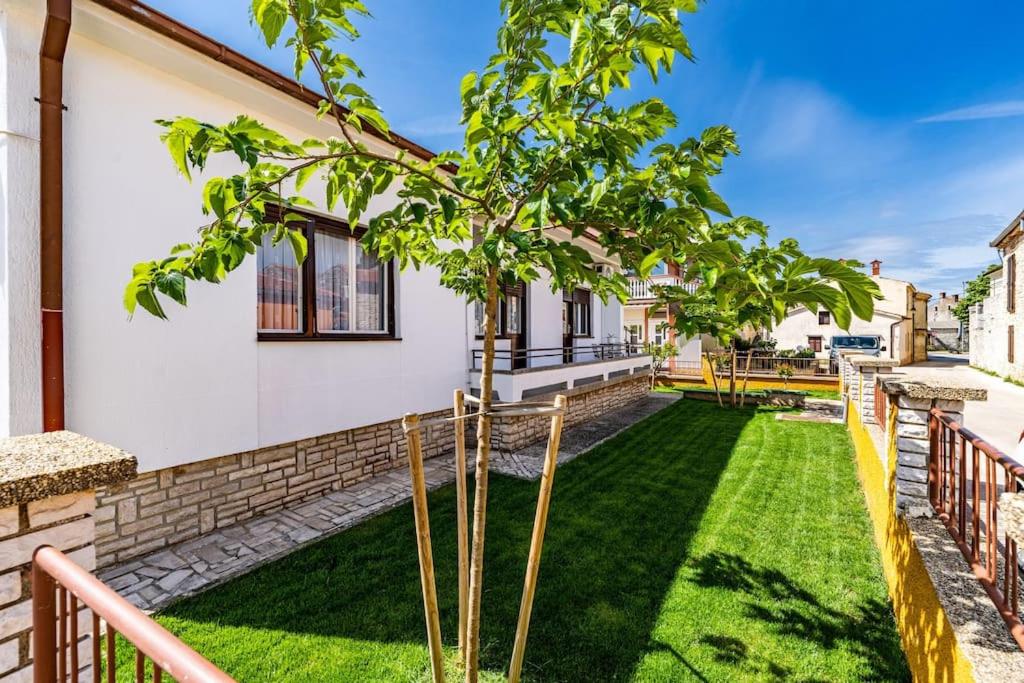 House with private pool 150 m from sea! view 3