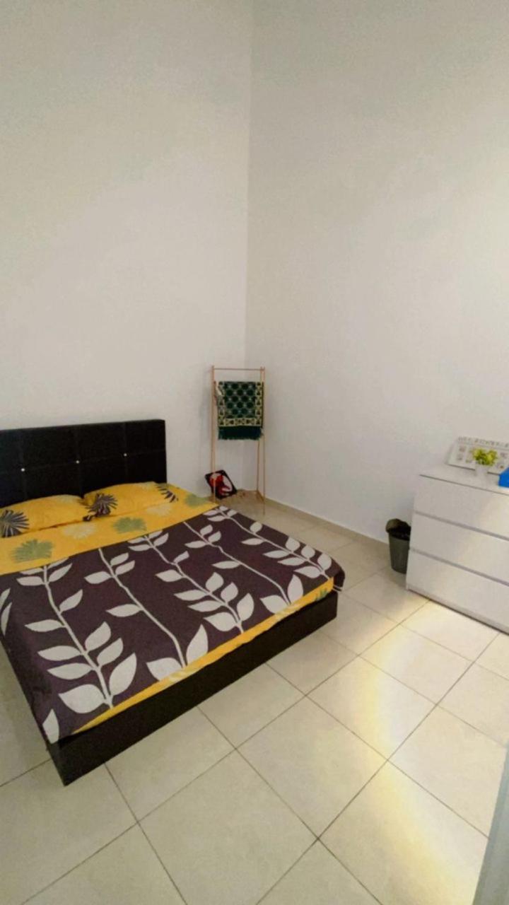 Fallem's Homestay Melaka I 4 ROOMS I FULLY AIRCOND I 9 PAX I FREE WIFI I NETFLIX I INTEX POOL photo 2